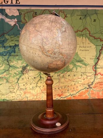 Antieke globe op houten voet