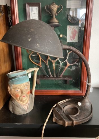 Antieke bureaulamp zwart gietijzeren voet