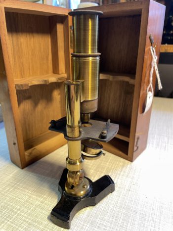 Messing microscoop in houten kistje