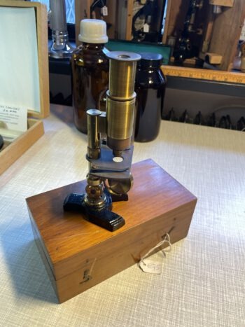 Messing microscoop in houten kistje