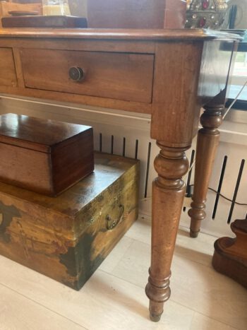 Sidetable schrijftafeltje met leer bekleed blad