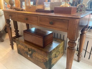 Sidetable schrijftafeltje met leer bekleed blad