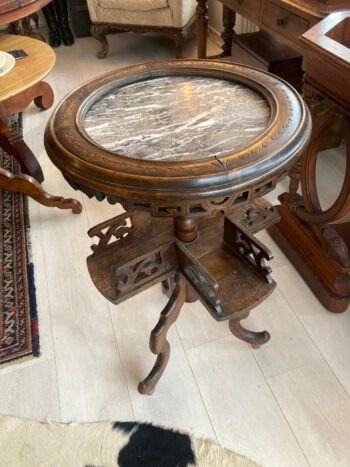 Boekentafeltje decoratief houtsnijwerk met marmer blad