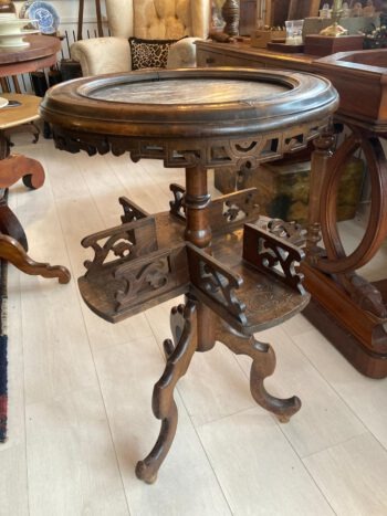 Boekentafeltje decoratief houtsnijwerk met marmer blad