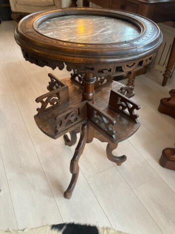 Boekentafeltje decoratief houtsnijwerk met marmer blad