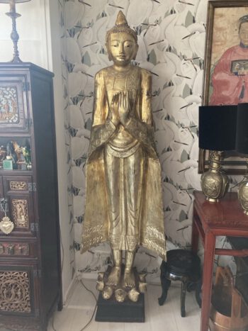 Groot houten buddha beeld thailand