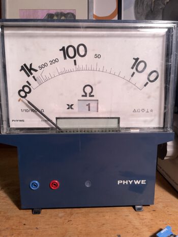 Vintage grote voltmeter en ohmmeter