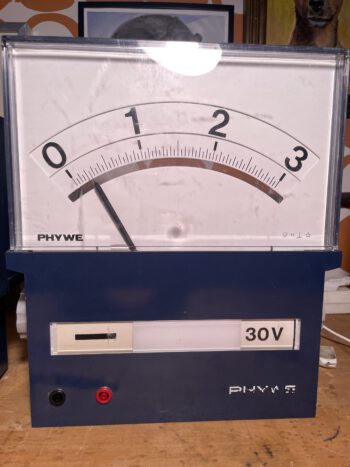 Vintage grote voltmeter en ohmmeter