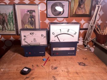 Vintage grote voltmeter en ohmmeter