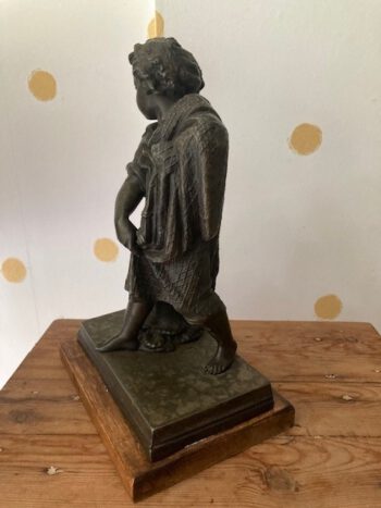 brons beeldje jonge visser bij meerpaal