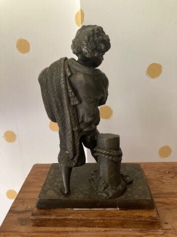 brons beeldje jonge visser bij meerpaal