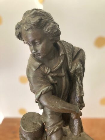 brons beeldje jonge visser bij meerpaal