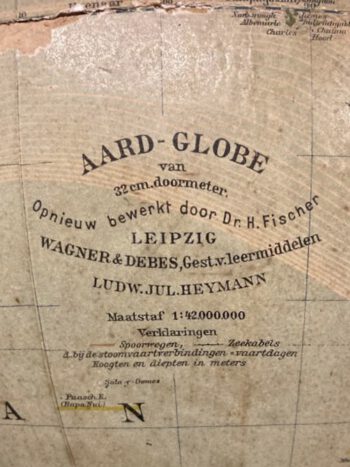 Antieke globe op houten voet Leipzig