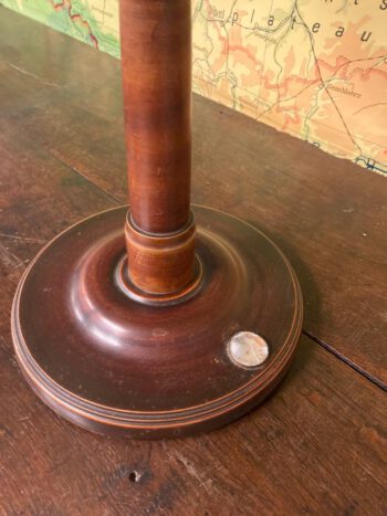 Antieke globe op houten voet