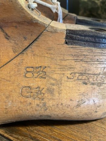 Antieke houten schoenmal