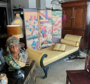 Antieke sofa met nieuwe stoffering