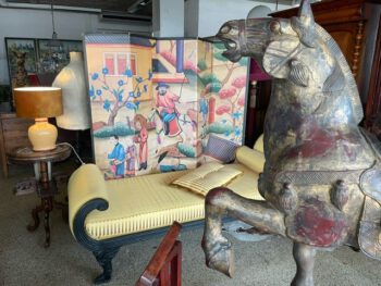 Antieke sofa met nieuwe stoffering