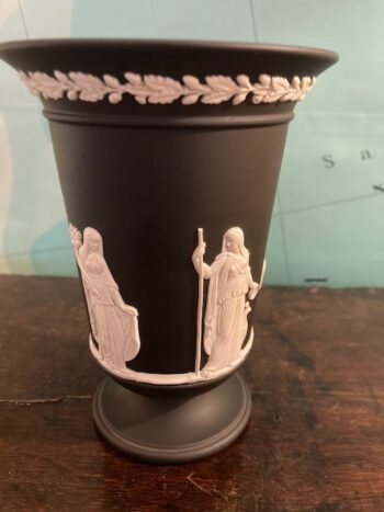 Zwarte wedgwood vaas