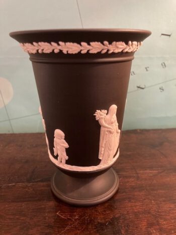Zwarte wedgwood vaas